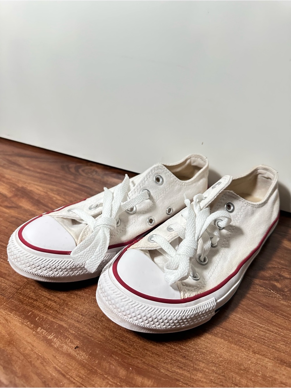 Converse Chuck Taylor All Star Low Top White Sneakers- Women’s 6/ Men’s 4
